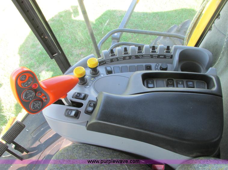 image for item A8728 2010 New Holland CR9070 combine