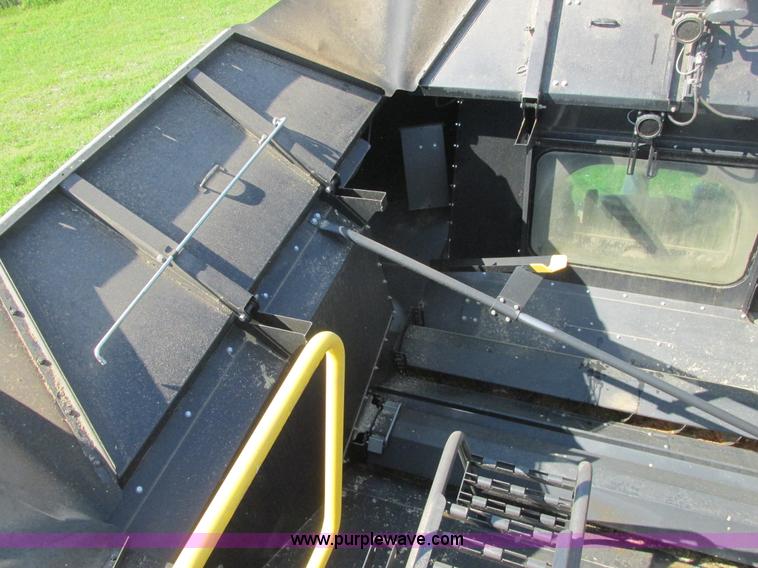 image for item A8728 2010 New Holland CR9070 combine