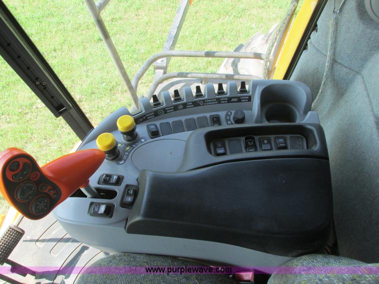image for item A8728 2010 New Holland CR9070 combine