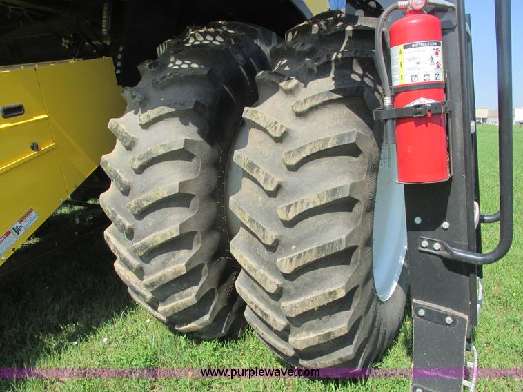 image for item A8728 2010 New Holland CR9070 combine