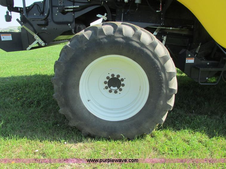 image for item A8728 2010 New Holland CR9070 combine