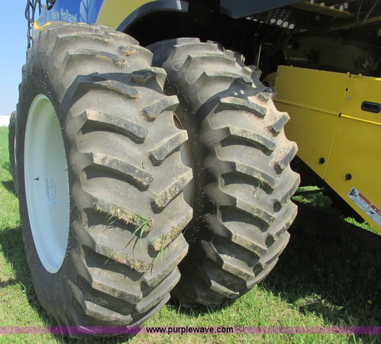 image for item A8728 2010 New Holland CR9070 combine