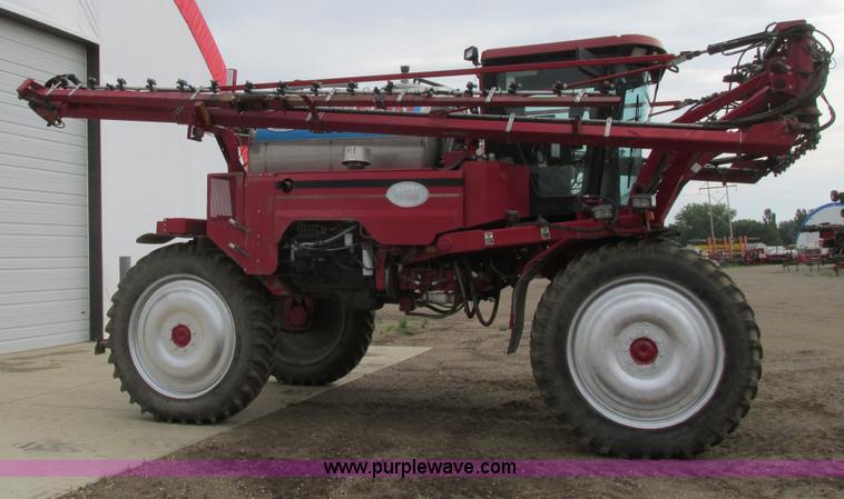 image for item A8731 2004 Miller Nitro 2200T self-propelled sprayer