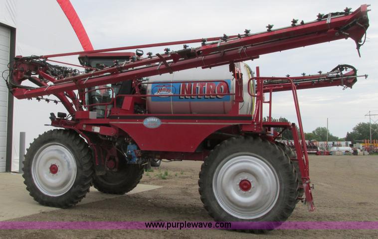 image for item A8731 2004 Miller Nitro 2200T self-propelled sprayer