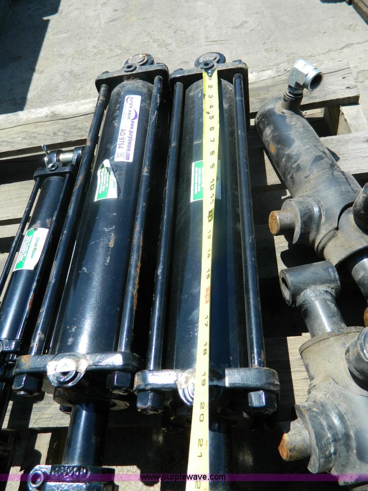 image for item AD9754 (5) assorted hydraulic cylinders