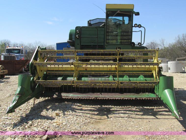 image for item AN9079 1977 John Deere 4400 combine