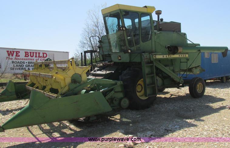image for item AN9079 1977 John Deere 4400 combine