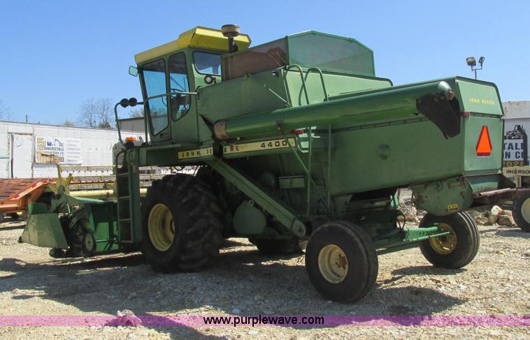image for item AN9079 1977 John Deere 4400 combine