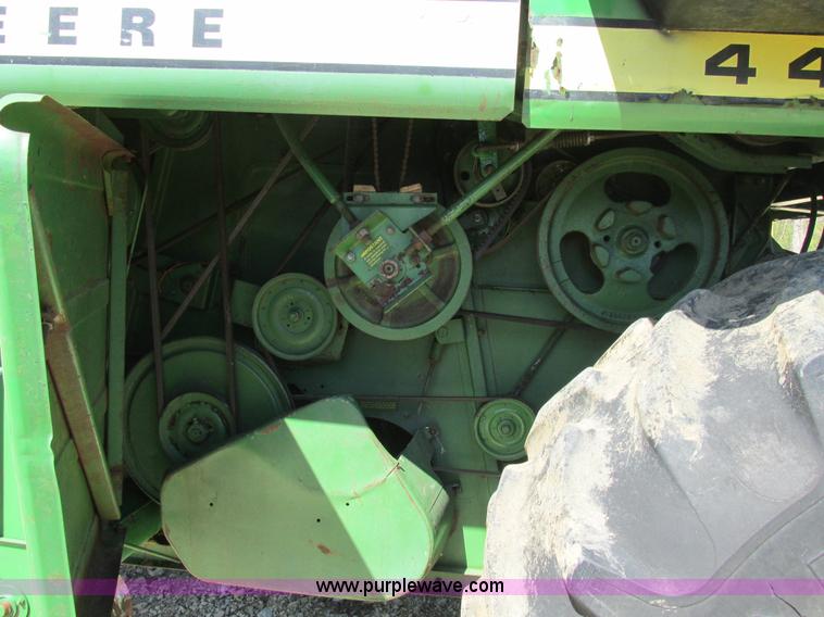 image for item AN9079 1977 John Deere 4400 combine