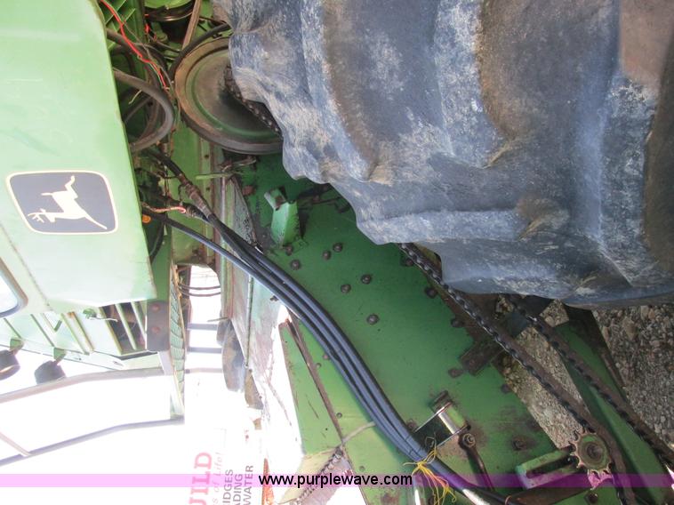 image for item AN9079 1977 John Deere 4400 combine