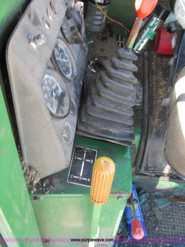 image for item AN9079 1977 John Deere 4400 combine
