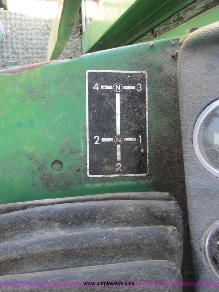image for item AN9079 1977 John Deere 4400 combine