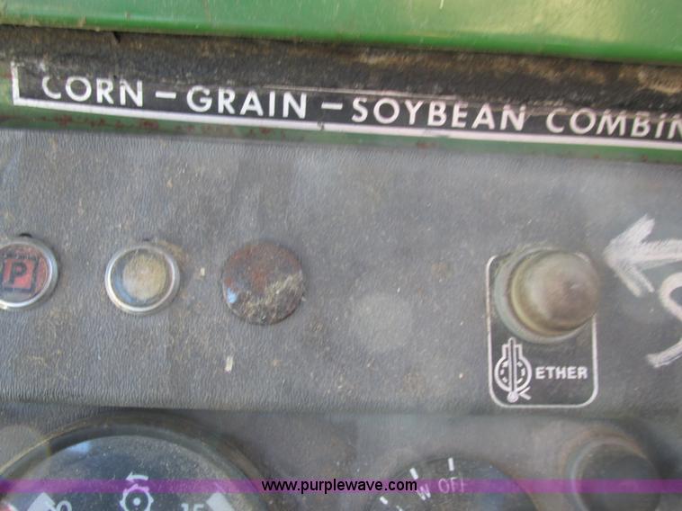 image for item AN9079 1977 John Deere 4400 combine