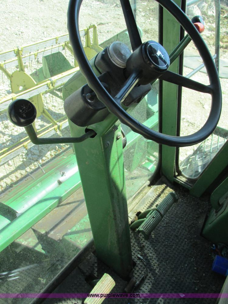 image for item AN9079 1977 John Deere 4400 combine