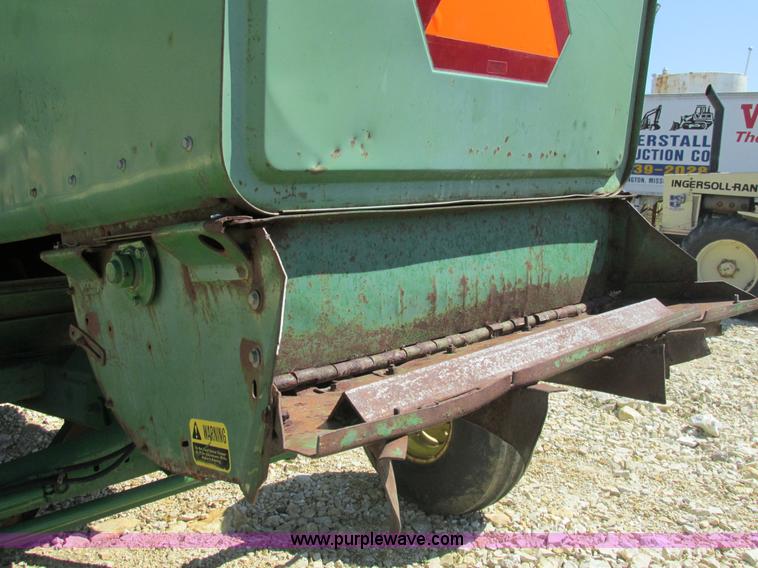 image for item AN9079 1977 John Deere 4400 combine