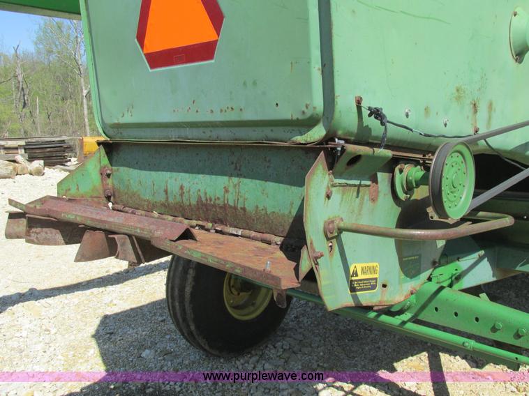 image for item AN9079 1977 John Deere 4400 combine