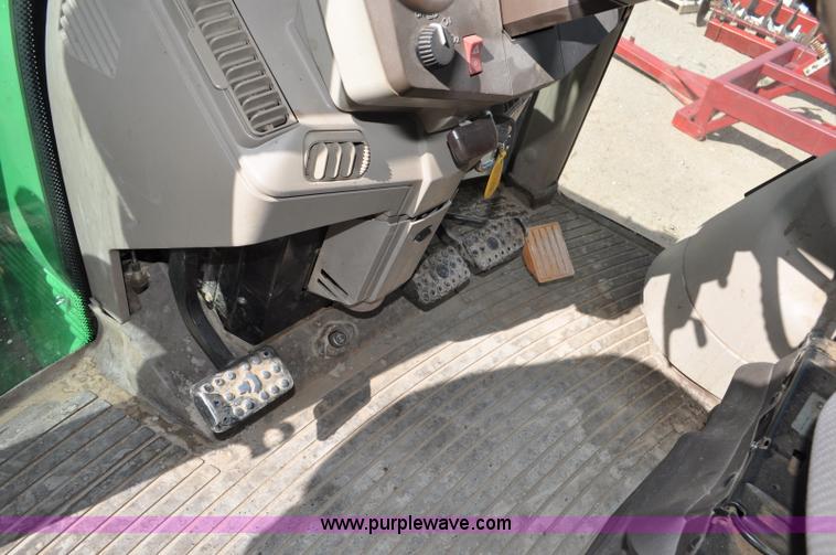 image for item F2024 2003 John Deere 7520 MFWD tractor