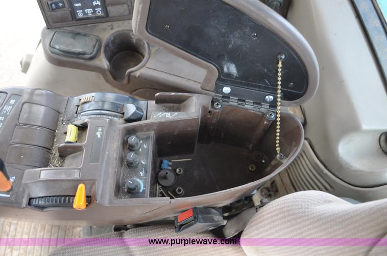 image for item F2024 2003 John Deere 7520 MFWD tractor