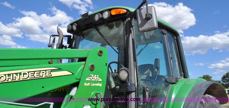 image for item F2024 2003 John Deere 7520 MFWD tractor