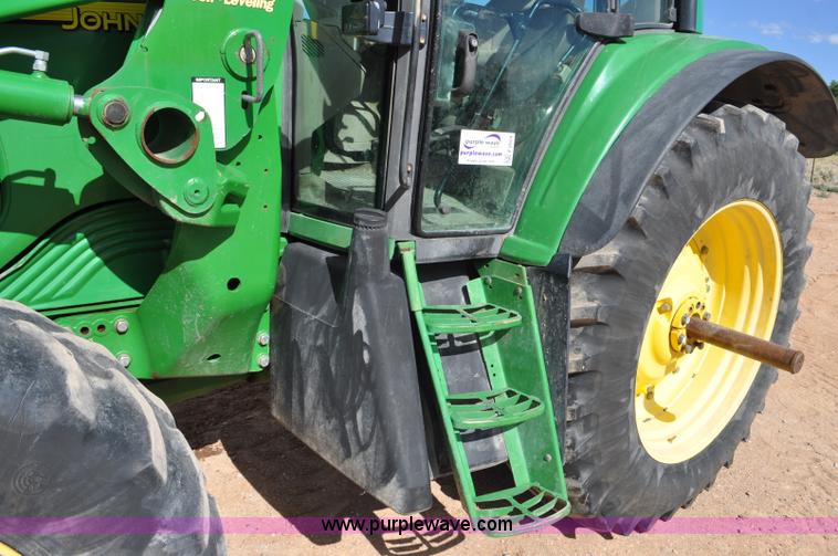 image for item F2024 2003 John Deere 7520 MFWD tractor