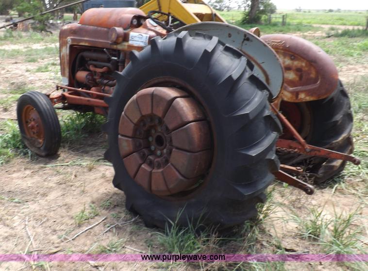 image for item H1806 Ford 700 tractor