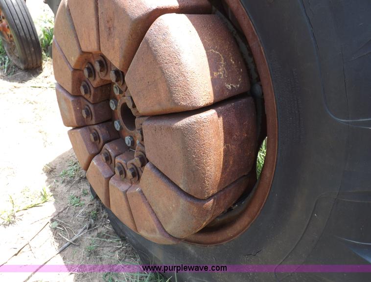 image for item H1806 Ford 700 tractor