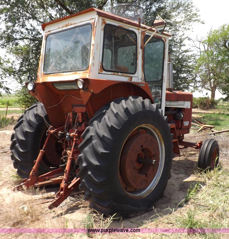 image for item H1807 International 856 tractor