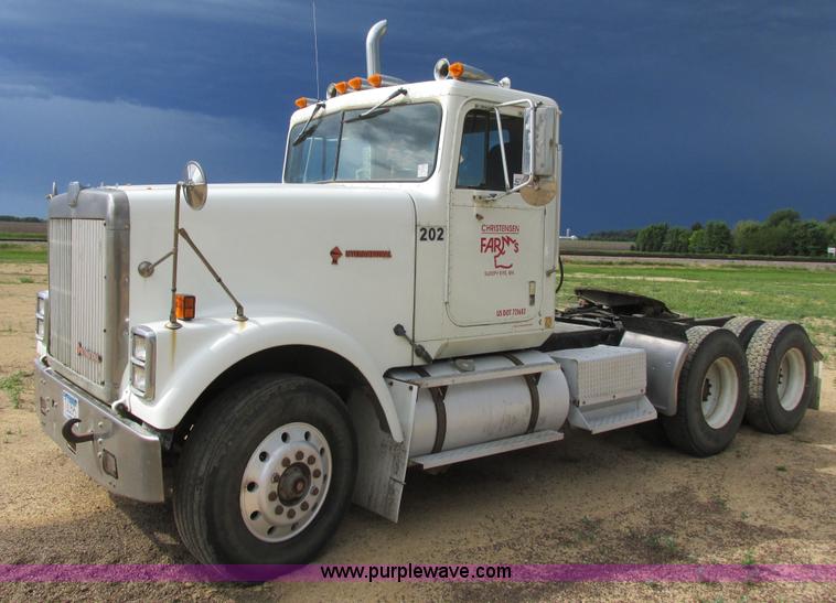 image for item I2518 1987 International F9370 semi truck
