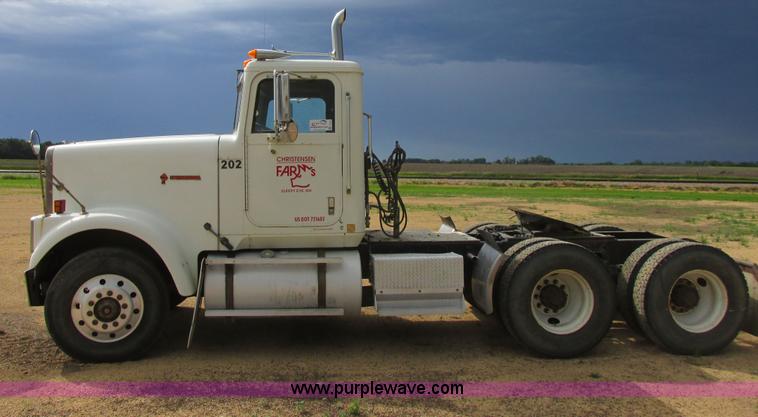 image for item I2518 1987 International F9370 semi truck