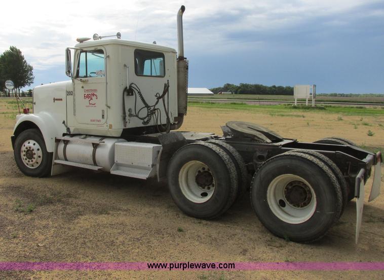 image for item I2518 1987 International F9370 semi truck