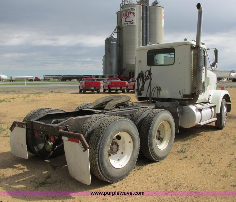 image for item I2518 1987 International F9370 semi truck