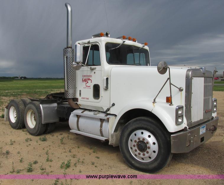 image for item I2518 1987 International F9370 semi truck