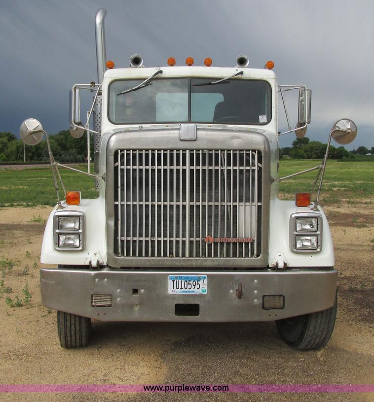 image for item I2518 1987 International F9370 semi truck
