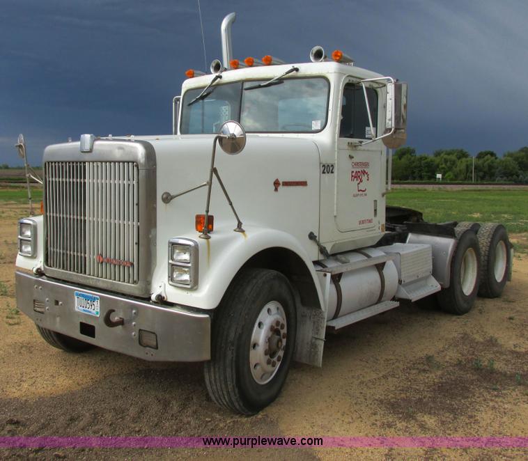 image for item I2518 1987 International F9370 semi truck