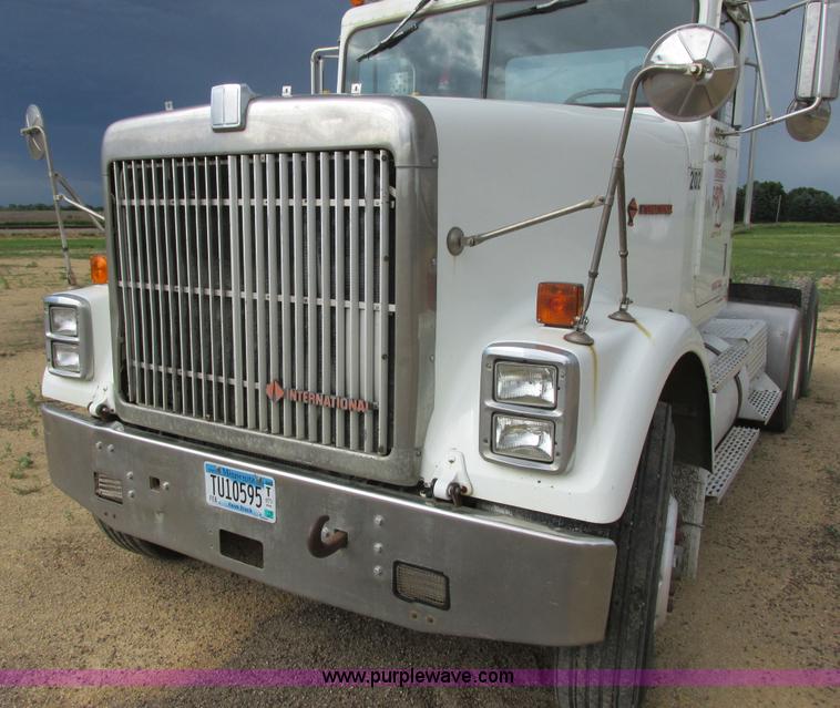 image for item I2518 1987 International F9370 semi truck
