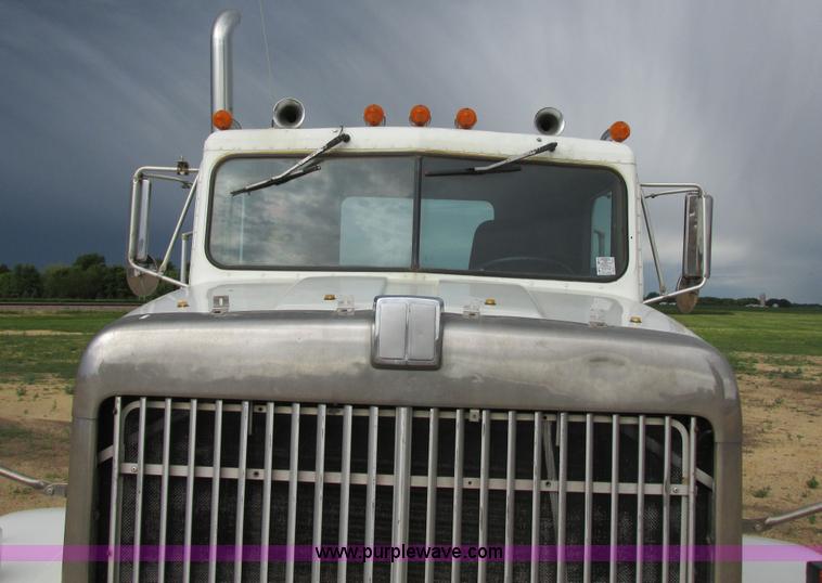 image for item I2518 1987 International F9370 semi truck