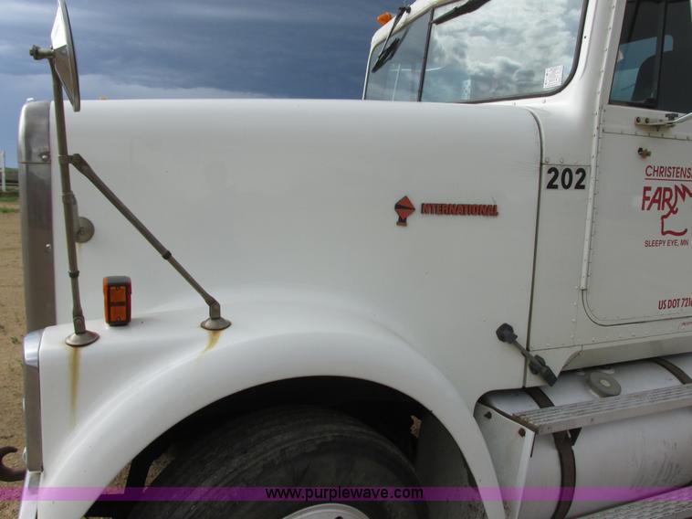 image for item I2518 1987 International F9370 semi truck