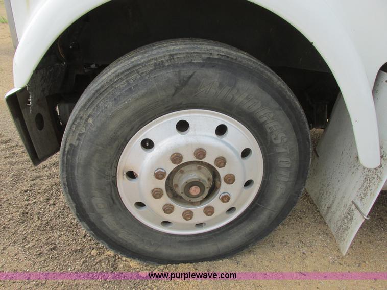 image for item I2518 1987 International F9370 semi truck