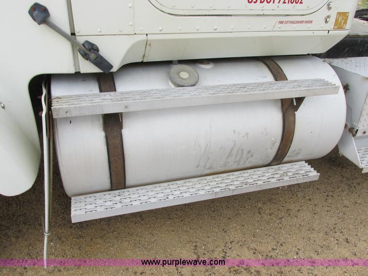 image for item I2518 1987 International F9370 semi truck