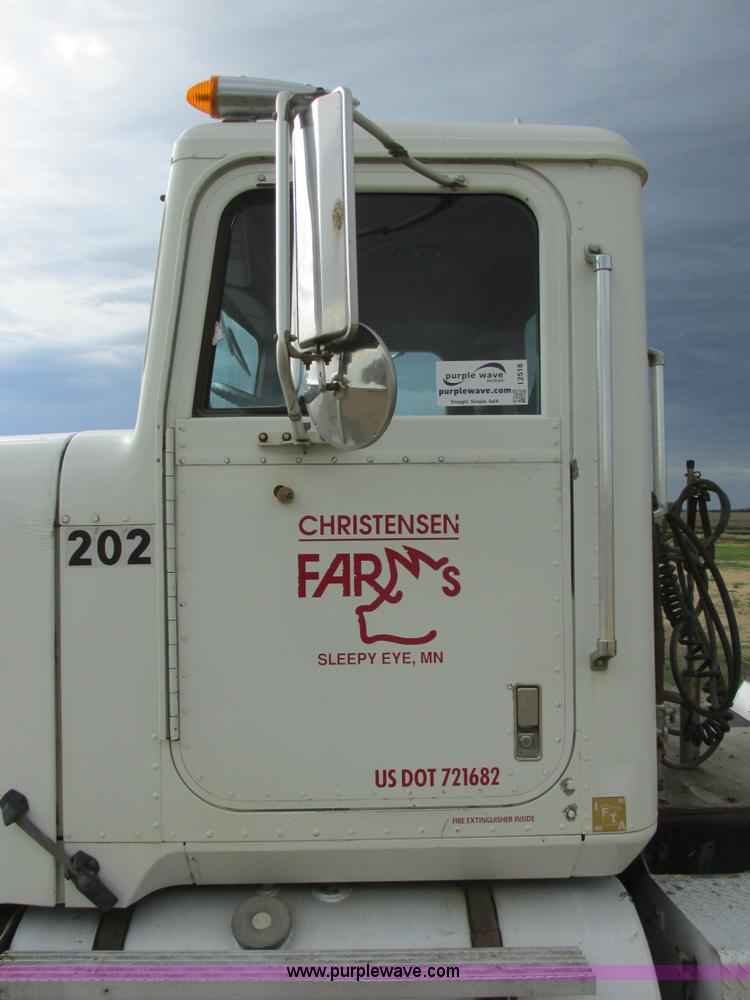 image for item I2518 1987 International F9370 semi truck