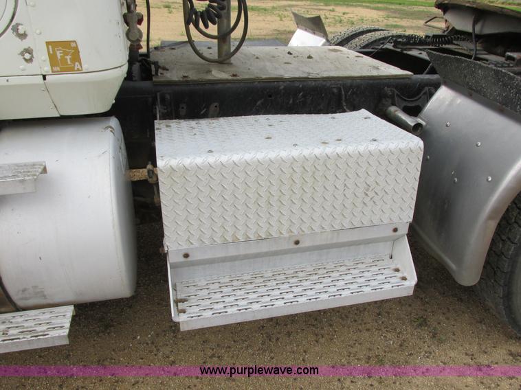 image for item I2518 1987 International F9370 semi truck