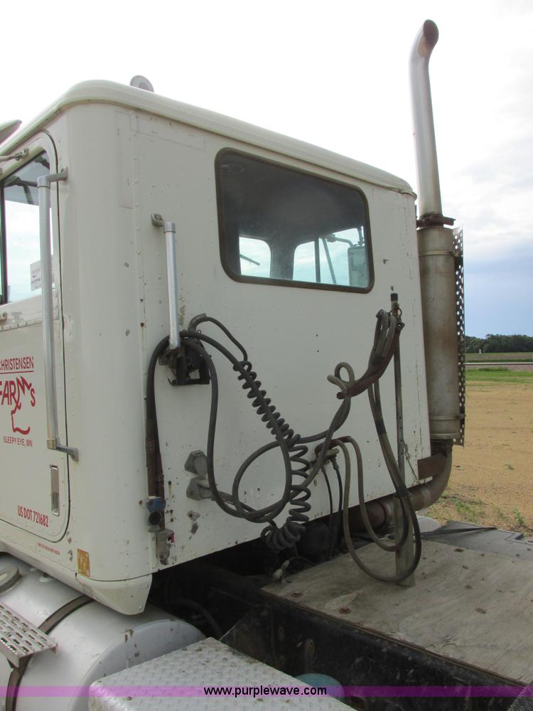 image for item I2518 1987 International F9370 semi truck