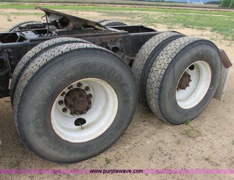 image for item I2518 1987 International F9370 semi truck