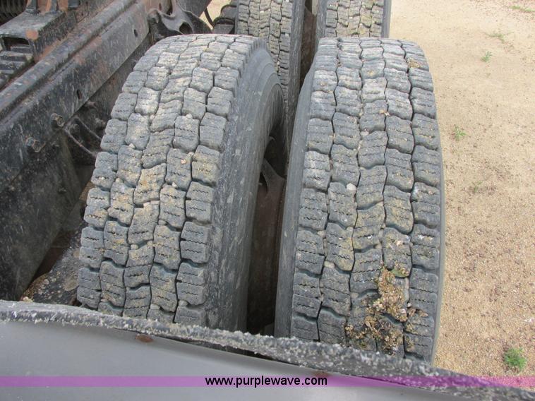 image for item I2518 1987 International F9370 semi truck