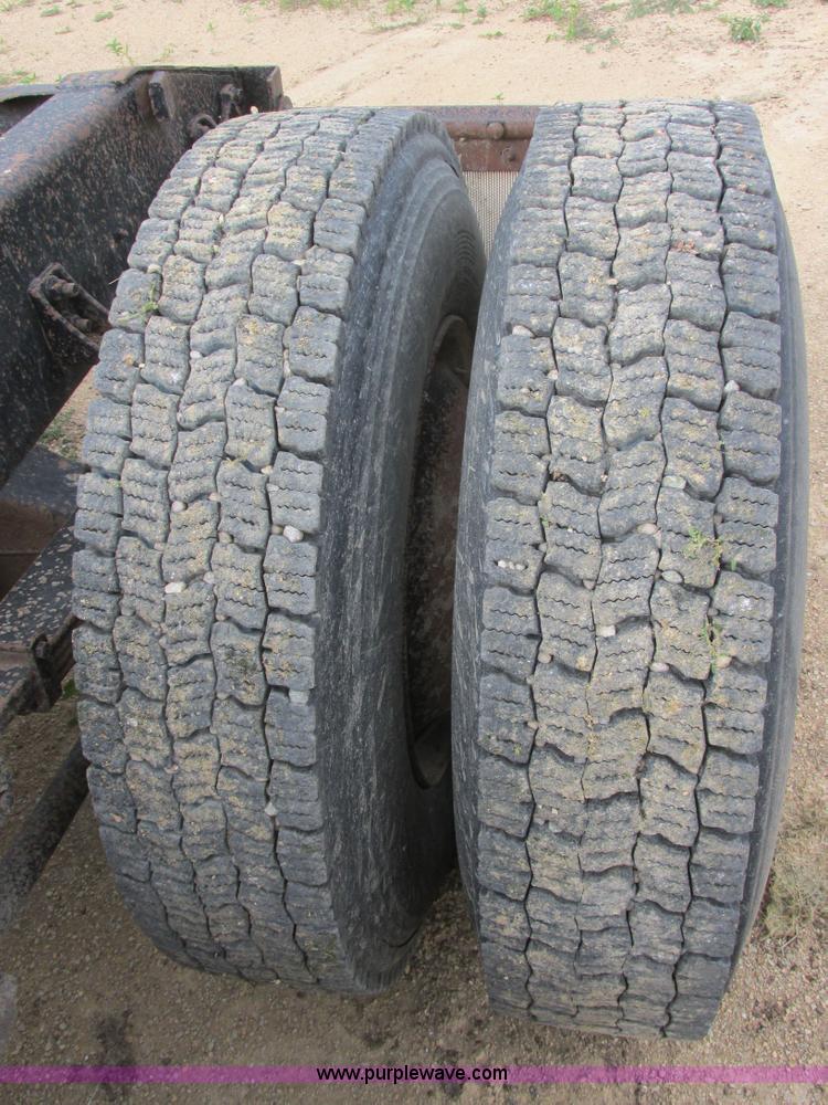 image for item I2518 1987 International F9370 semi truck