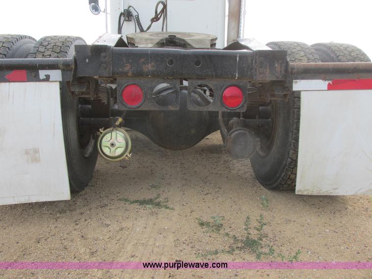 image for item I2518 1987 International F9370 semi truck