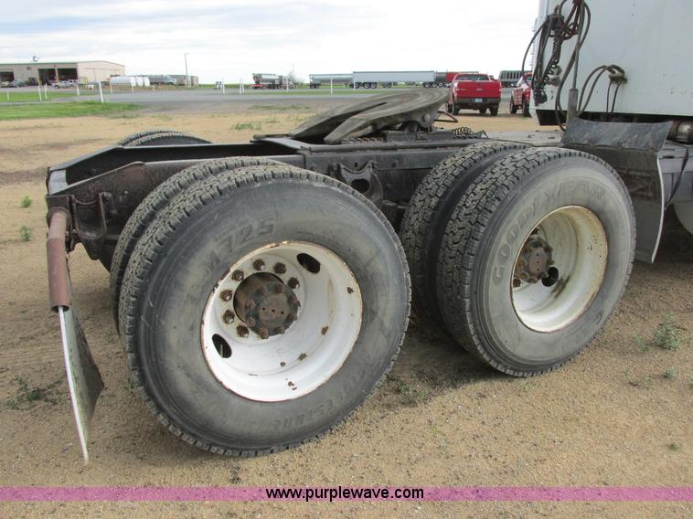 image for item I2518 1987 International F9370 semi truck