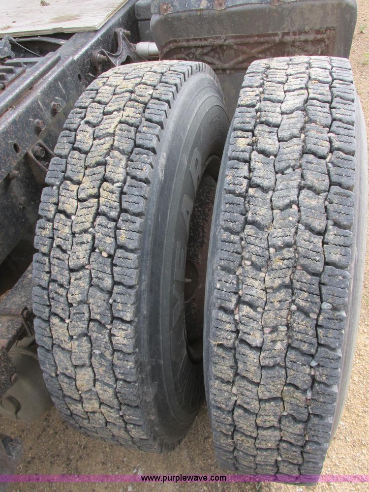 image for item I2518 1987 International F9370 semi truck