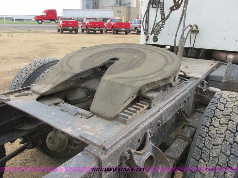 image for item I2518 1987 International F9370 semi truck