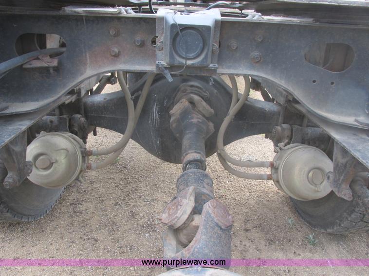 image for item I2518 1987 International F9370 semi truck